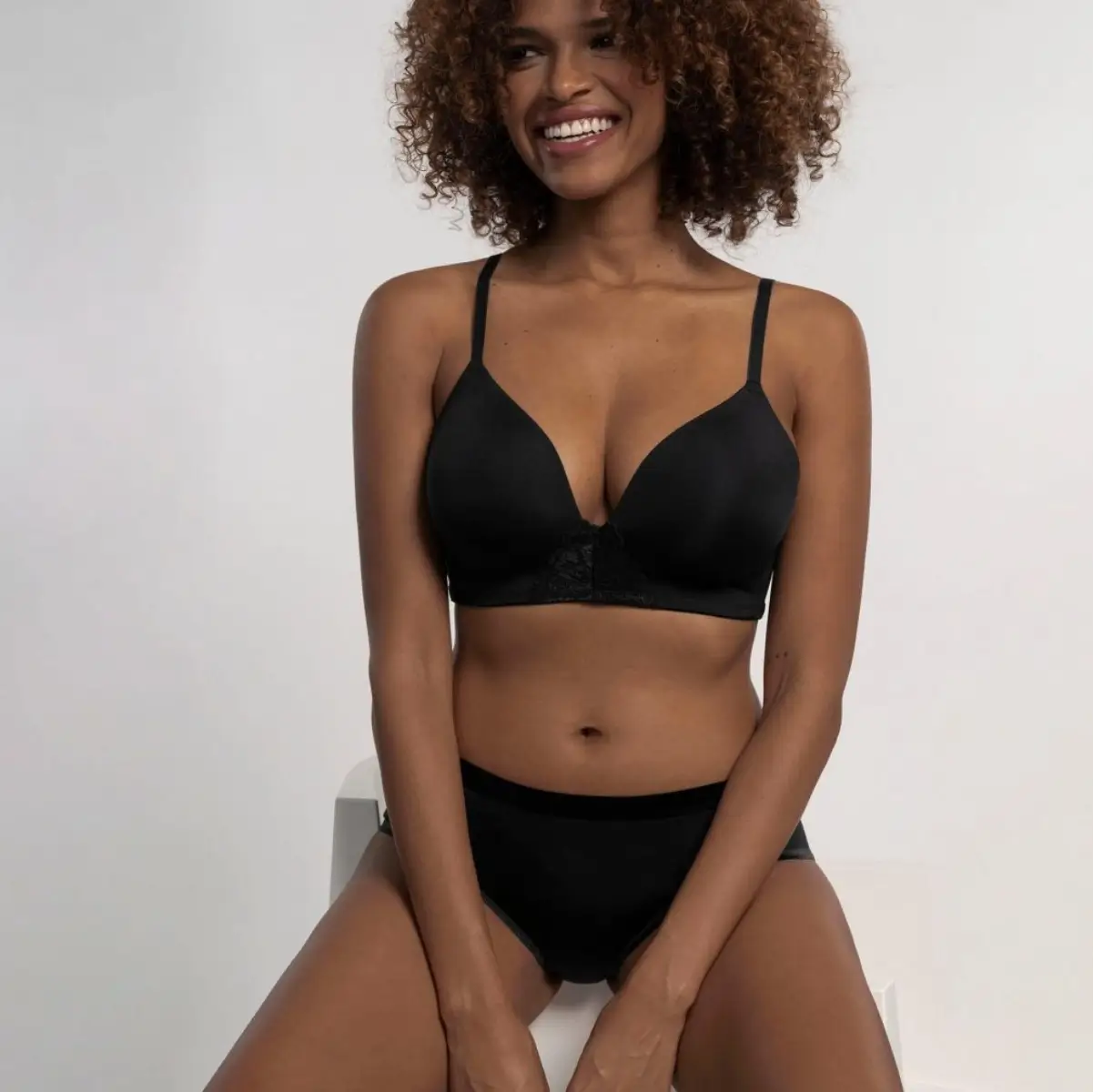 dorina_biustonosz_usztywniany_bez_fiszbin_michelle_kolor_czarny_d17196a_02